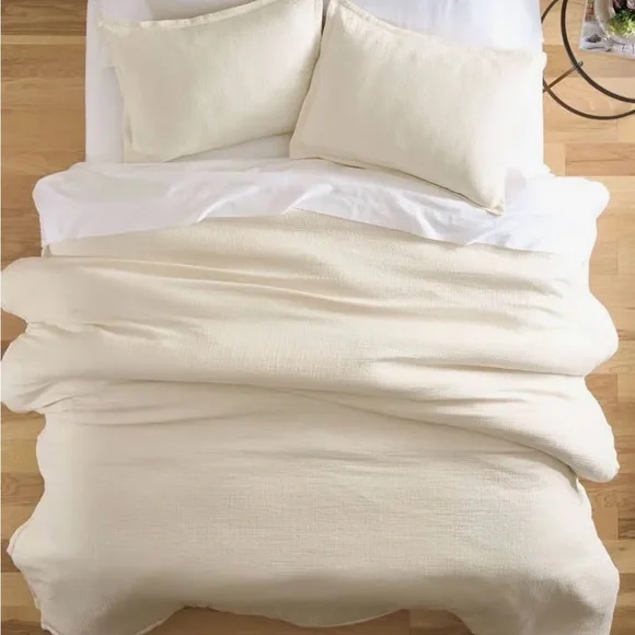 Elegant Cream comforter set - Queen comforter and two shams - Picture 3 of 8